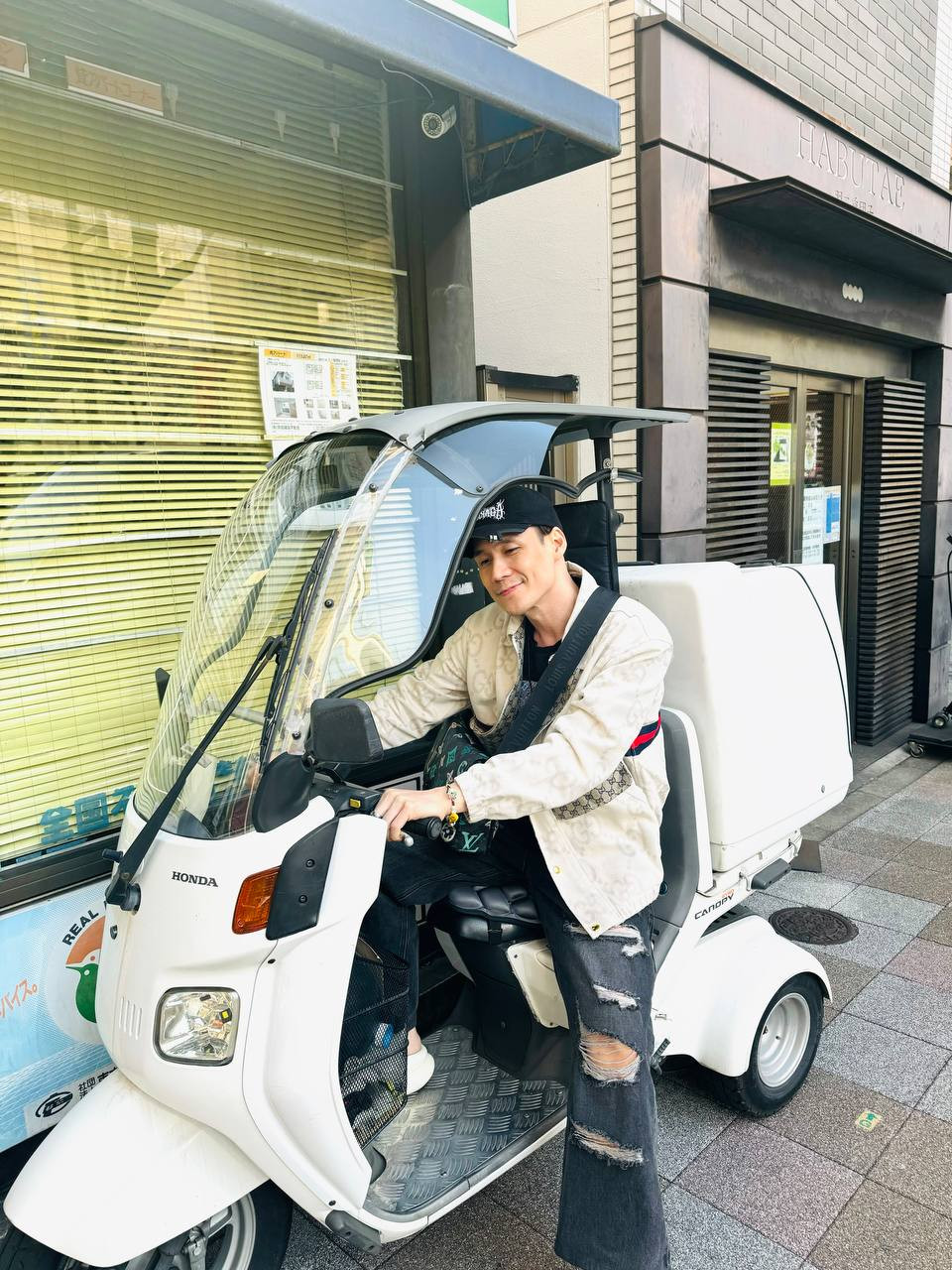 Khánh Phương còn có một căn hộ khác ở Q.5, TP HCM và cả nhà riêng ở Hà Nội để tiện sinh hoạt, nghỉ ngơi mỗi khi ra Bắc biểu diễn. Ảnh: FB Khánh Phương Singer