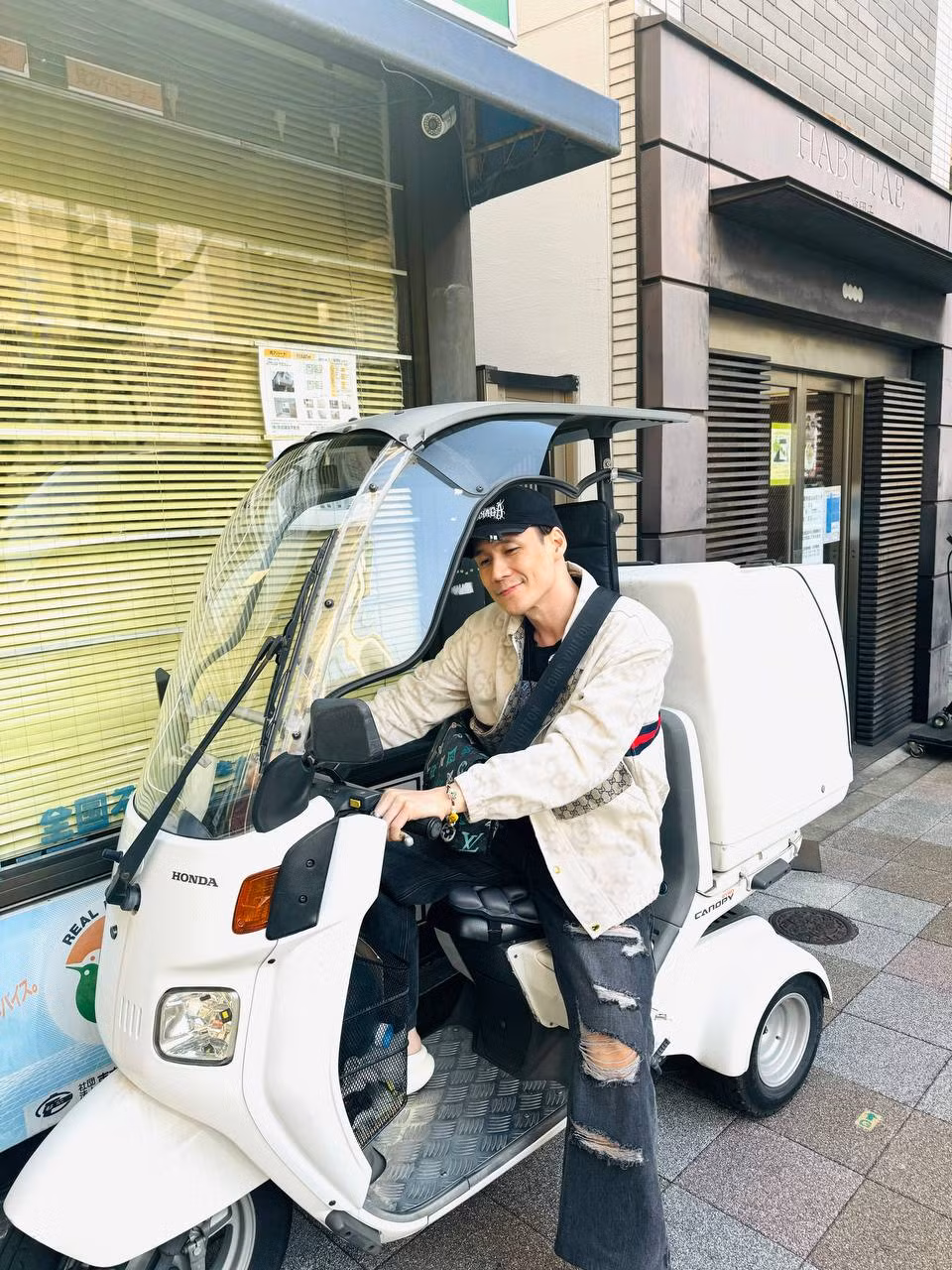 Khánh Phương còn có một căn hộ khác ở Q.5, TP HCM và cả nhà riêng ở Hà Nội để tiện sinh hoạt, nghỉ ngơi mỗi khi ra Bắc biểu diễn. Ảnh: FB Khánh Phương Singer