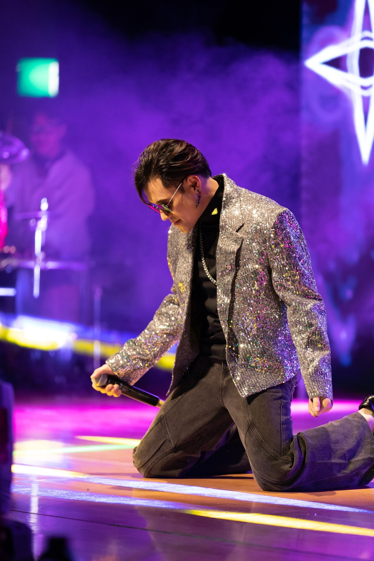 Nam ca sĩ được biết đến là một trong những "đại gia ngầm" của showbiz Việt khi sở hữu khối tài sản khủng. Ảnh: FB Khánh Phương Singer