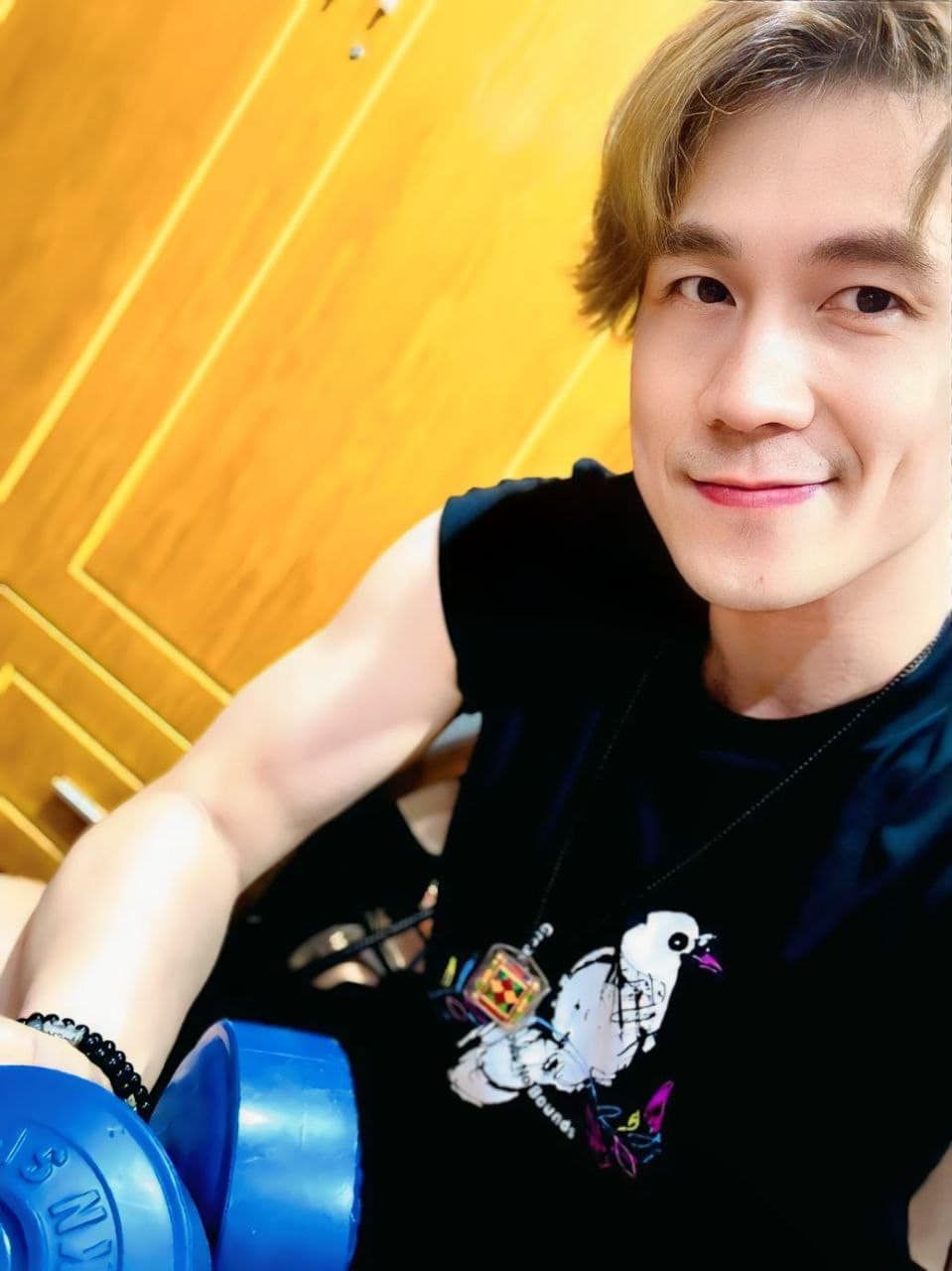 Trên trang cá nhân, Khánh Phương thường xuyên khoe hình ảnh vui chơi, tụ tập bạn bè tại khách sạn, nhà hàng hạng sang, hay đi du lịch nước ngoài. Ảnh: FB Khánh Phương Singer