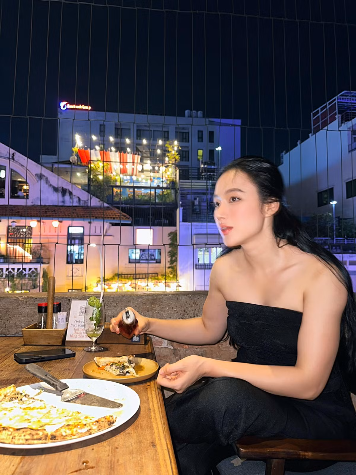 Những hình ảnh gần đây cho thấy cô sở hữu một vóc dáng vạm vỡ, các nhóm cơ hiện rõ, đặc biệt là ở cánh tay, vai và lưng. Ảnh: FB Angela Phương Trinh