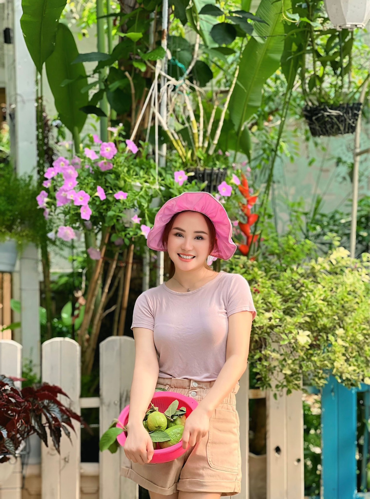 Ca sĩ Vy Oanh viết: "Em ở đây là em ở đây". Ảnh: FB VY OANH