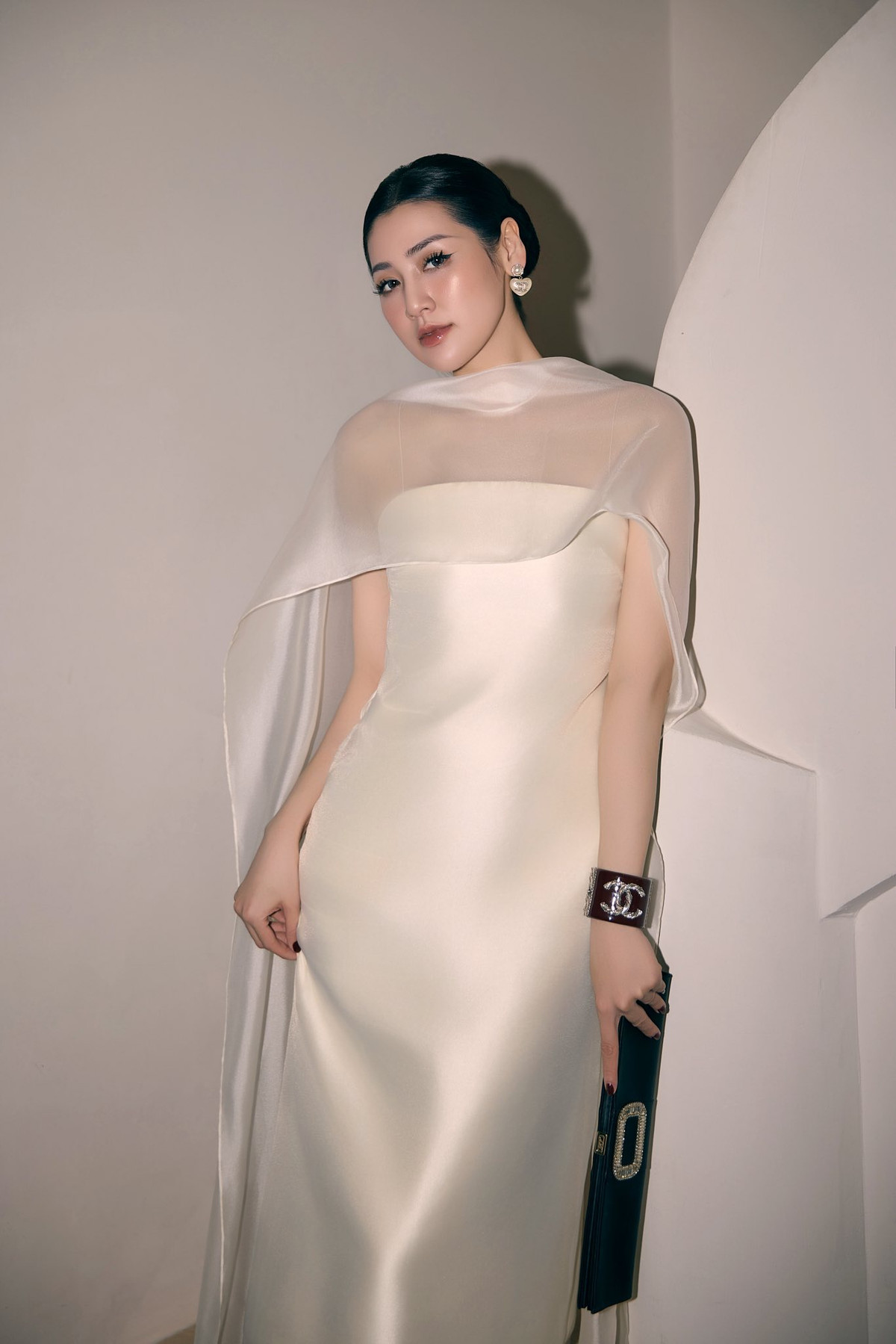  Tin tức sao Việt 12/4: Á hậu Dương Tú Anh diện váy lụa quyến rũ, được khen nhuận sắc sau sinh con thứ 2. Ảnh: FB Duong Tu Anh