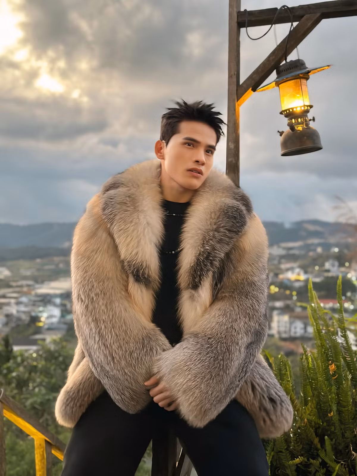 Ca sĩ Quốc Thiên diện áo lông tạo dáng chụp ảnh trong tiết trời lạnh ở Đà Lạt. Ảnh: FB Tran Quoc Thien