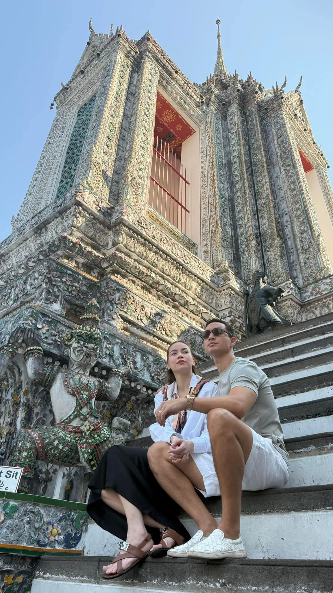 Vợ chồng ca sĩ Hồ Ngọc Hà âu yếm trong chuyến du lịch. Ảnh: FB Ho Ngoc Ha