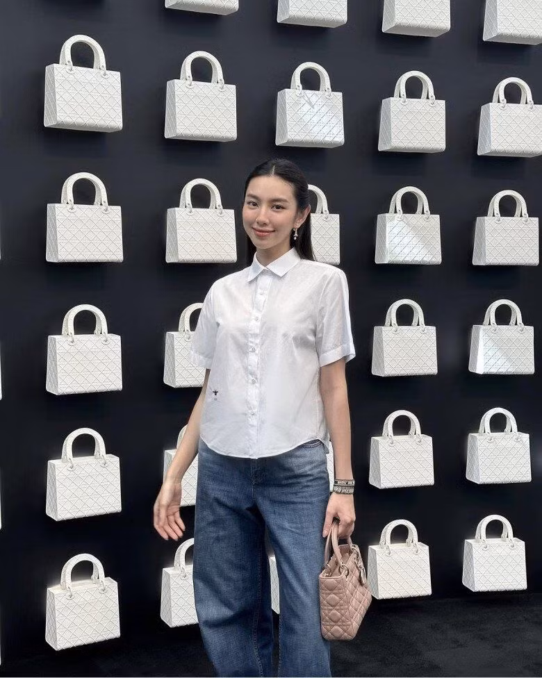 Thùy Tiên thường chọn quần jeans ống đứng hoặc quần jeans skinny để phối cùng áo sơ mi trắng. Ảnh: FB Nguyễn Thúc Thuỳ Tiên