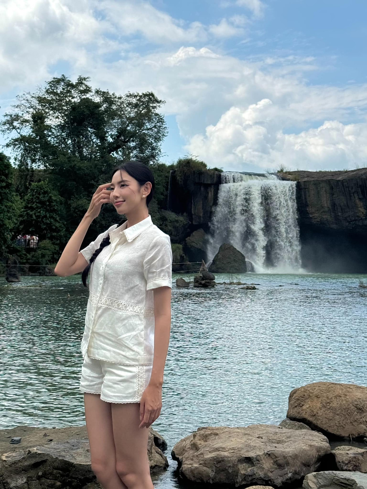 Mỗi lần Thuỳ Tiên phối đồ với sơ mi trắng đều khiến fans trầm trồ vì quá trẻ trung. Ảnh: FB Nguyễn Thúc Thuỳ Tiên