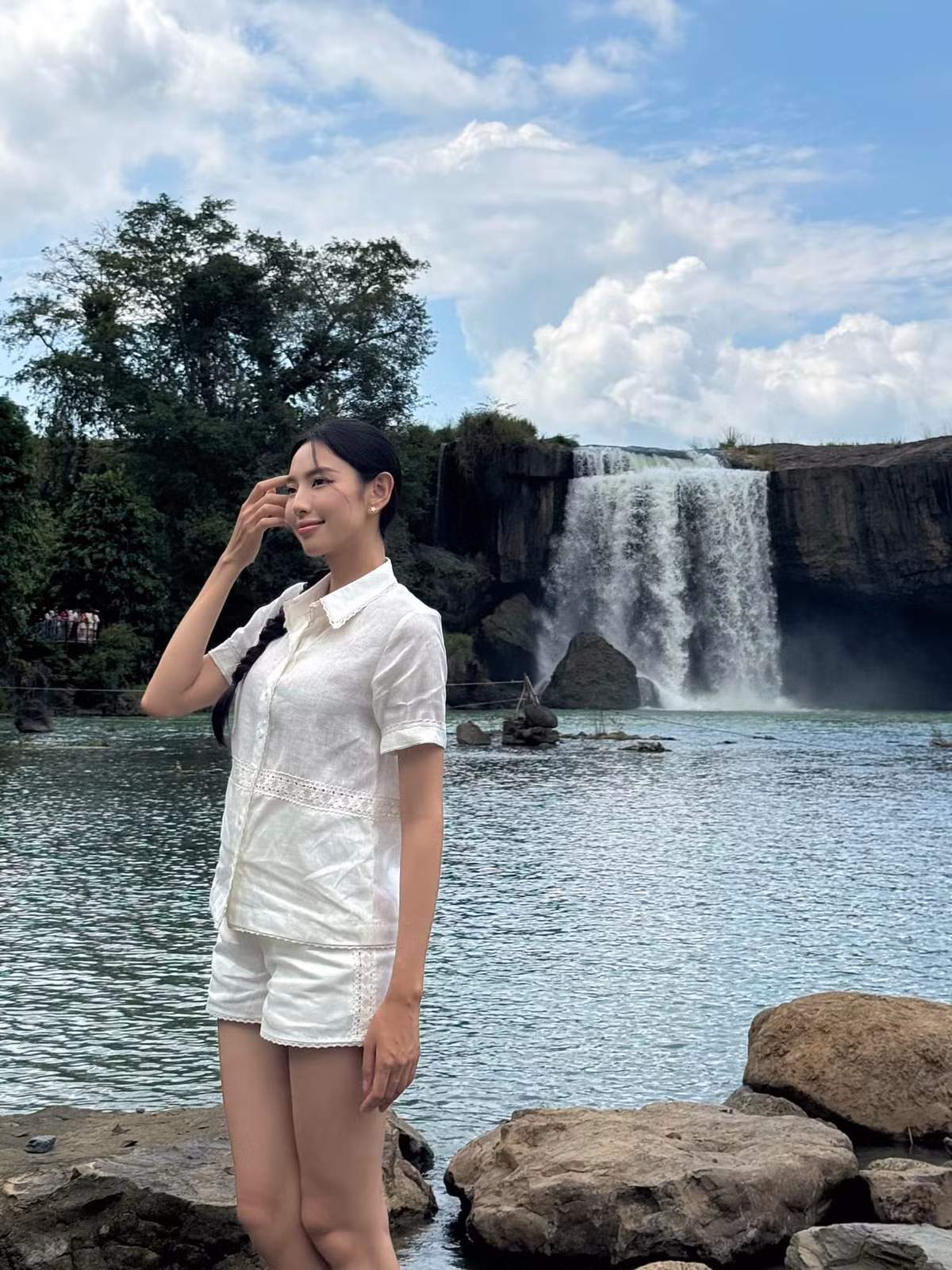 Mỗi lần Thuỳ Tiên phối đồ với sơ mi trắng đều khiến fans trầm trồ vì quá trẻ trung. Ảnh: FB Nguyễn Thúc Thuỳ Tiên