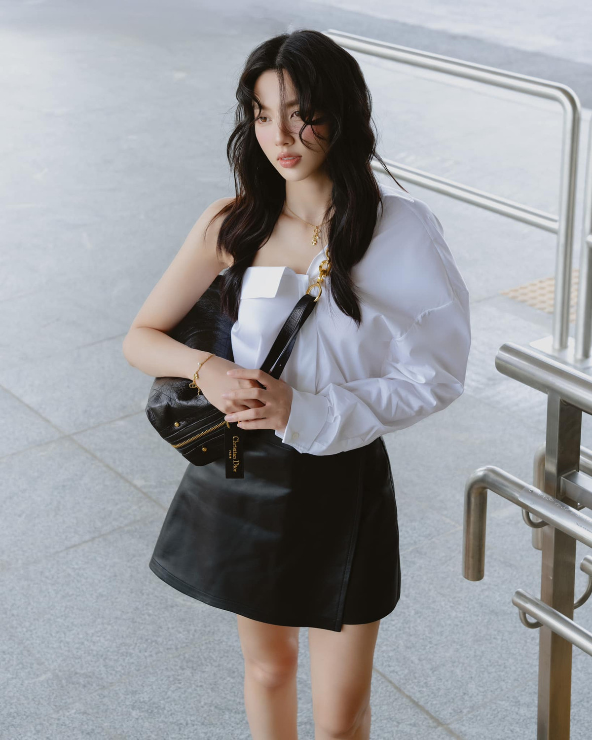 Hoa hậu Thùy Tiên có niềm đam mê lớn với những chiếc áo sơ mi trắng. Chúng thường xuyên được nàng hậu ưu ái diện từ đi làm đến xuống phố. Ảnh: FB Nguyễn Thúc Thuỳ Tiên