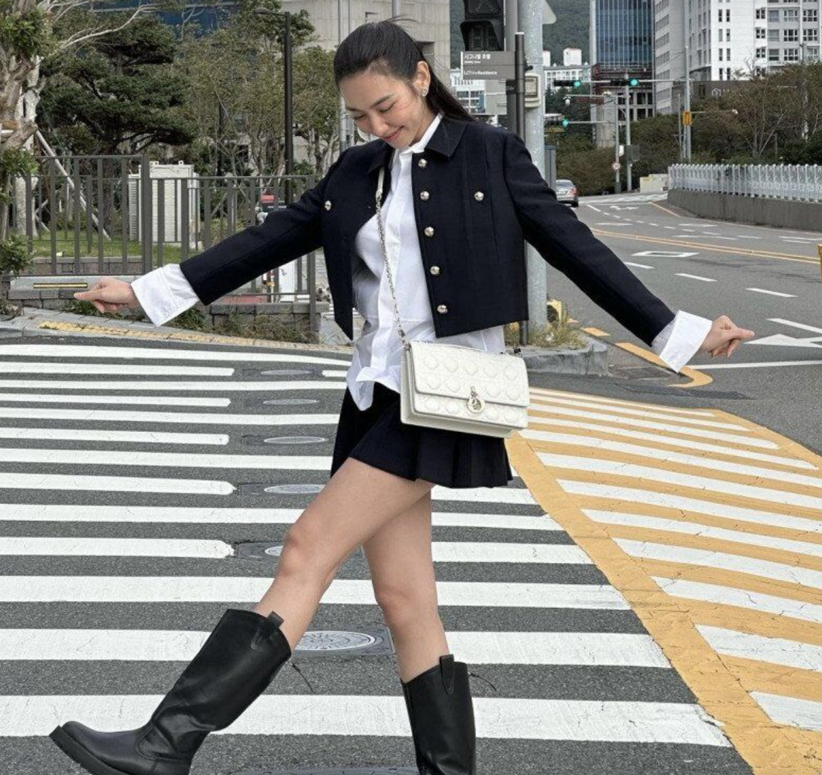 Cách mix đồ này không chỉ giúp cô nàng trẻ trung hơn mà còn tôn lên vóc dáng thon gọn. Ảnh: FB Nguyễn Thúc Thuỳ Tiên