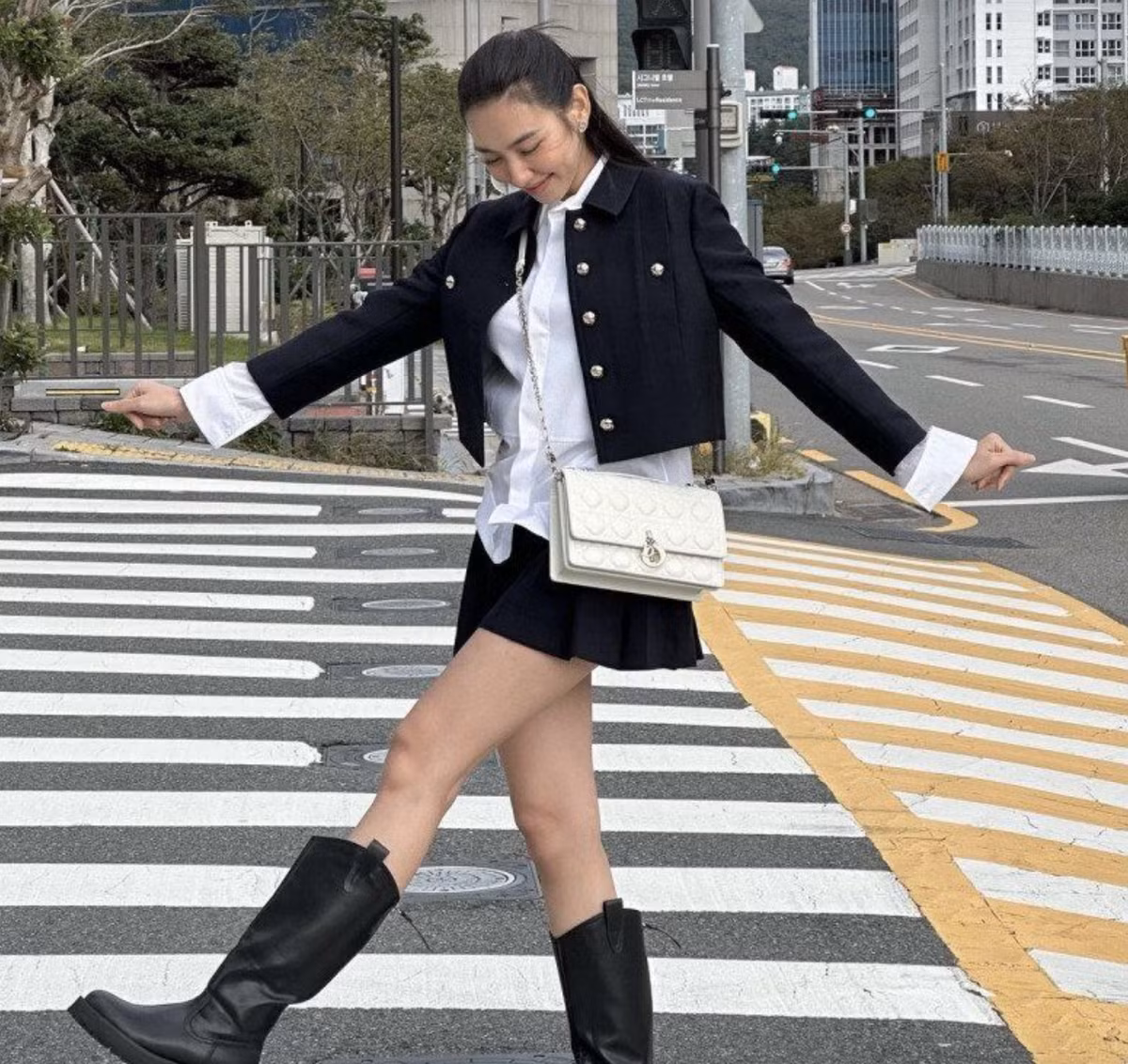 Cách mix đồ này không chỉ giúp cô nàng trẻ trung hơn mà còn tôn lên vóc dáng thon gọn. Ảnh: FB Nguyễn Thúc Thuỳ Tiên