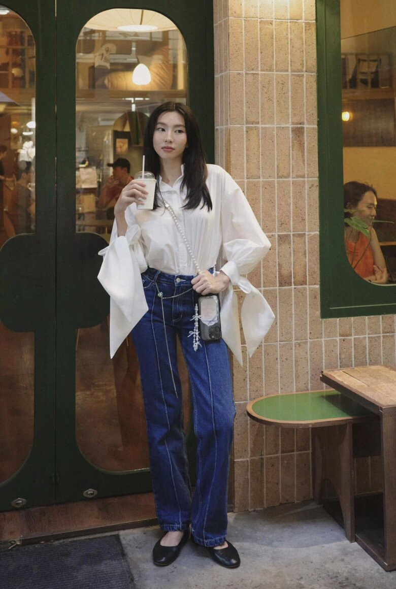 Hoa hậu Thuỳ Tiên trẻ trung khi diện áo sơ mi với phong cách này. Ảnh: FB Nguyễn Thúc Thuỳ Tiên