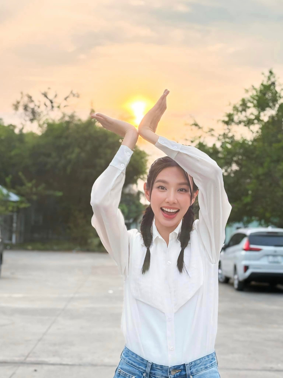 Sự kết hợp giữa áo sơ mi trắng và quần jeans là một công thức "kinh điển" nhưng không bao giờ lỗi mốt mà Thuỳ Tiên thường xuyên áp dụng. Ảnh: FB Nguyễn Thúc Thuỳ Tiên