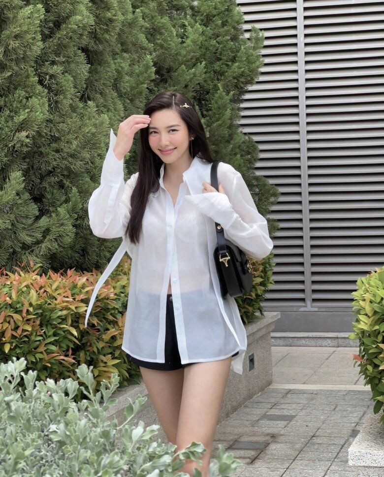 Áo sơ mi trắng oversize xuyên thấu là một item được nhiều bạn trẻ yêu thích. Thùy Tiên cũng không ngoại lệ. Ảnh: FB Nguyễn Thúc Thuỳ Tiên