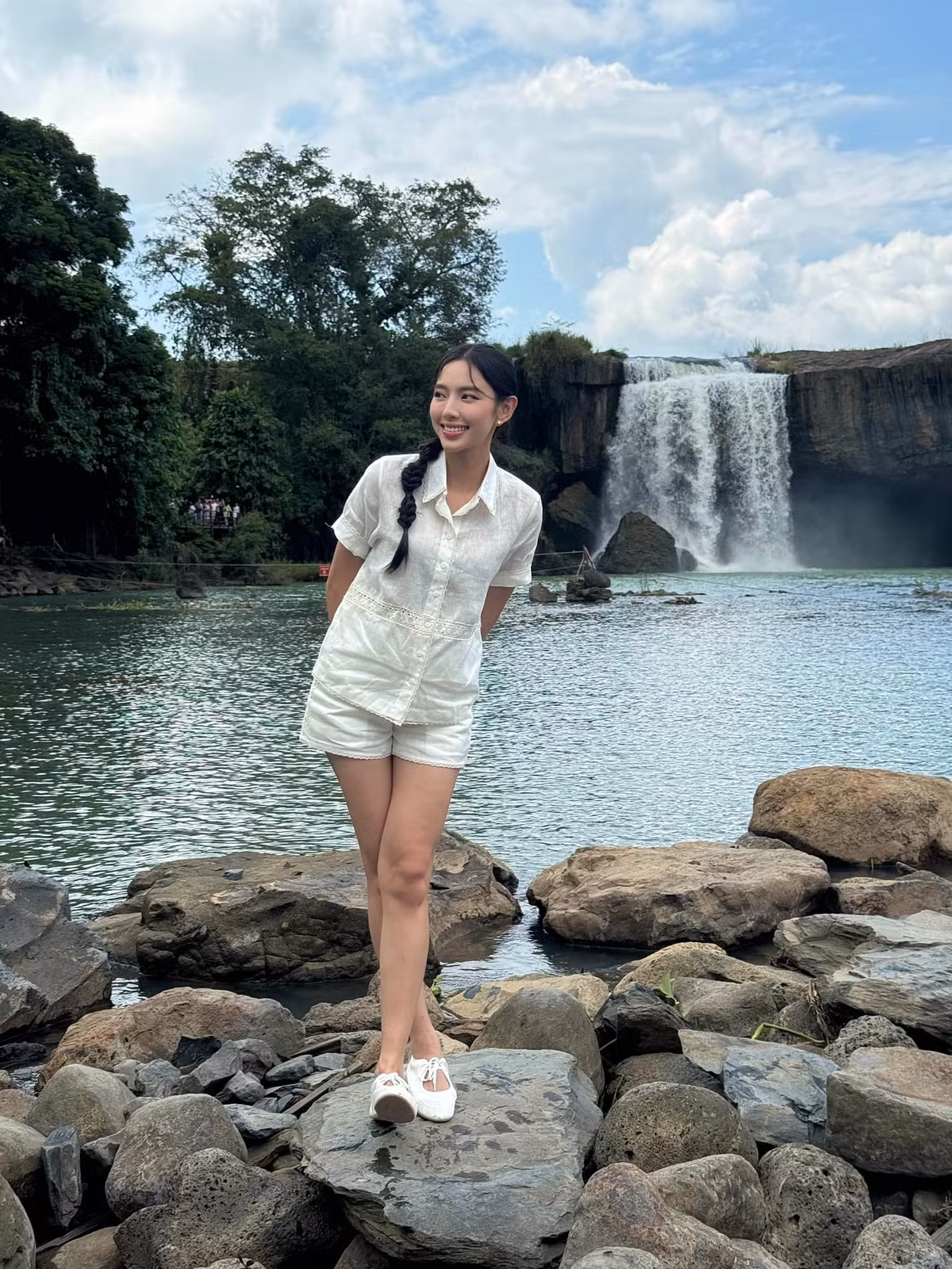 Nàng hậu gen Z cũng thường xuyên diện áo sơ mi trắng với quần soóc ngắn, phù hợp với đi chơi, đi biển,... Ảnh: FB Nguyễn Thúc Thuỳ Tiên