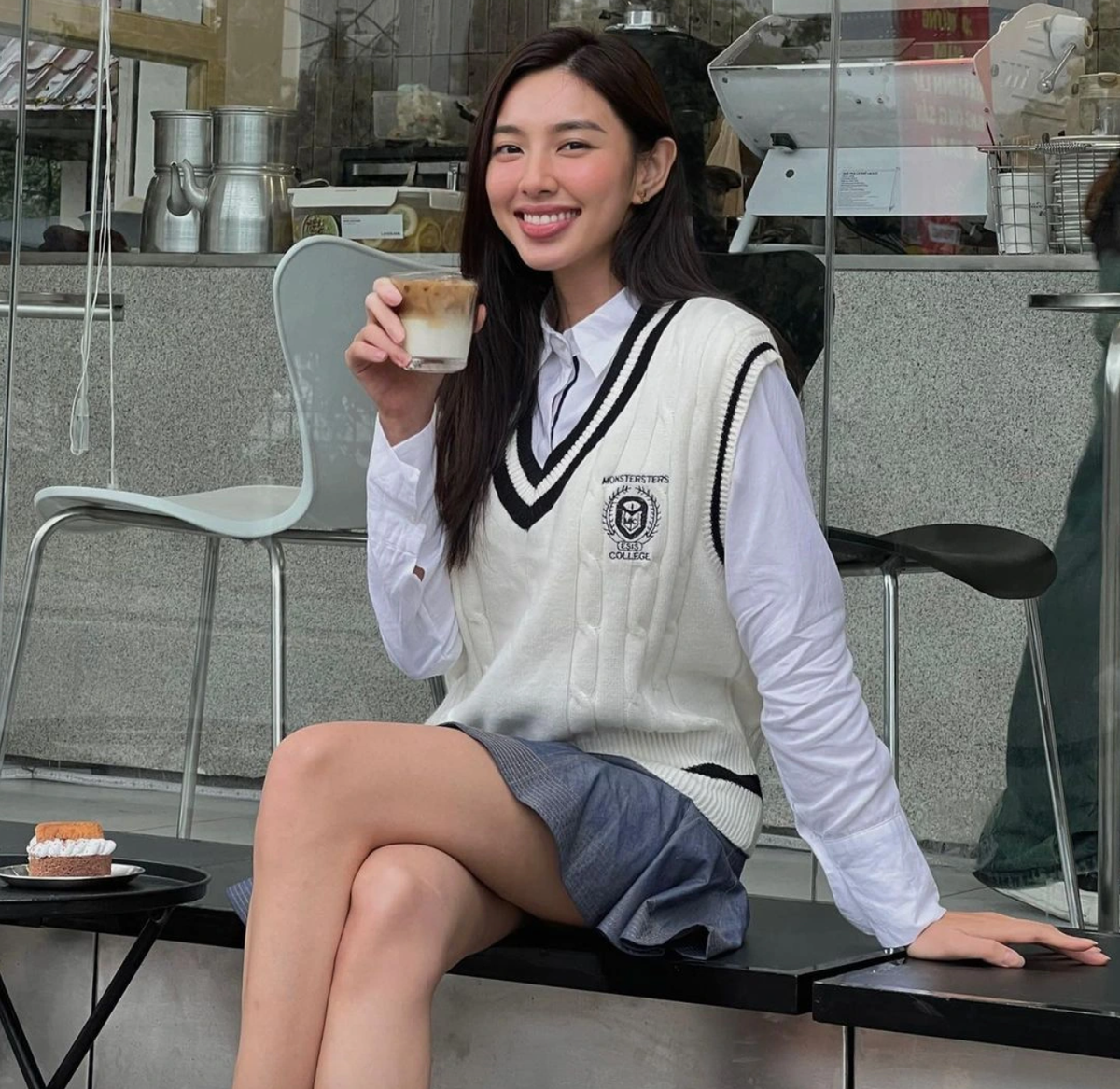 Chân váy là một "trợ thủ đắc lực" giúp áo sơ mi trắng trở nên mềm mại và nữ tính hơn. Thùy Tiên thường kết hợp áo sơ mi trắng với chân váy ngắn chữ A. Ảnh: FB Nguyễn Thúc Thuỳ Tiên