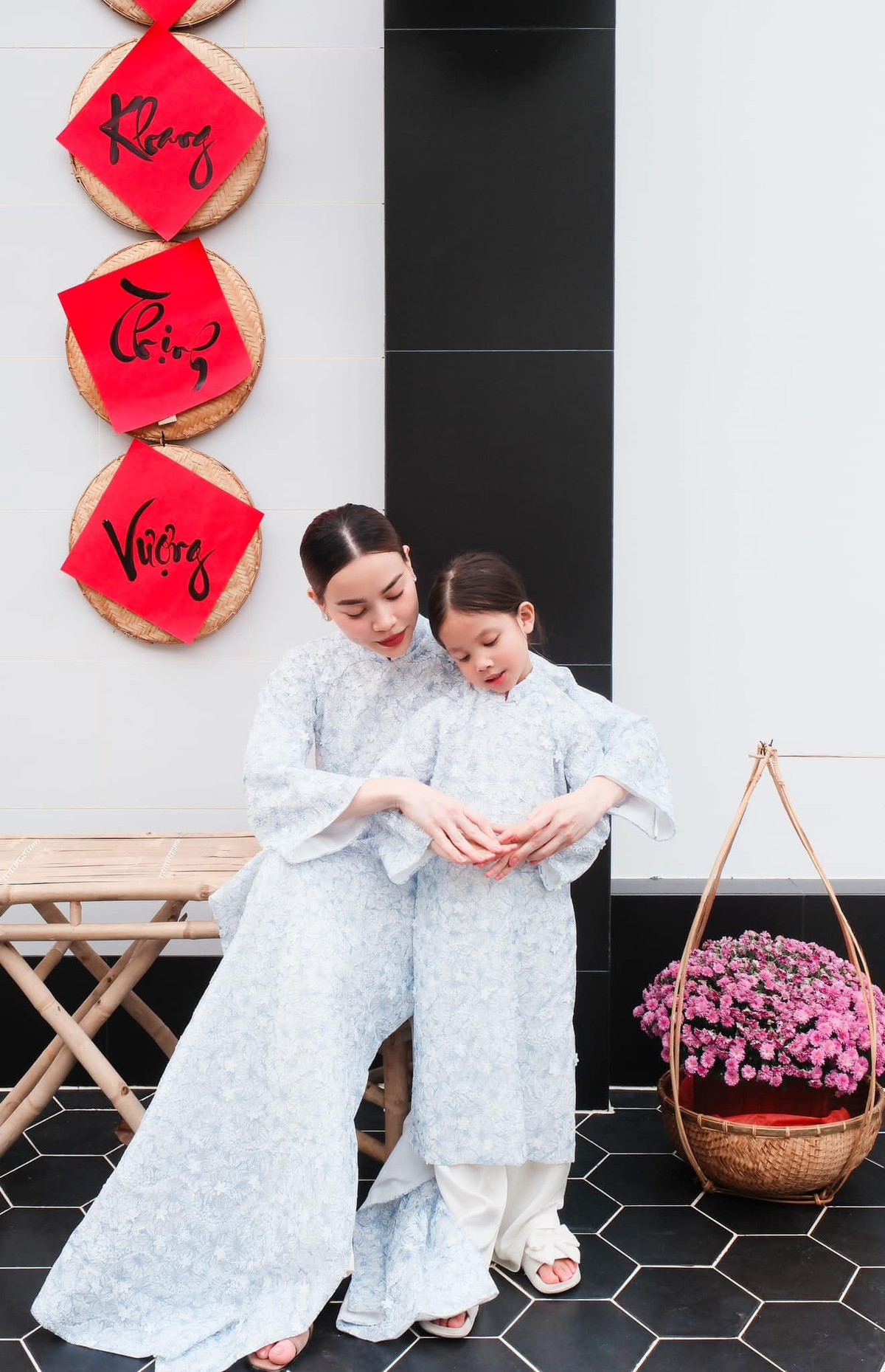 Điều khiến người hâm mộ thích thú và không ngừng xuýt xoa chính là sự đầu tư chỉn chu của Hồ Ngọc Hà vào phong cách thời trang của cả hai mẹ con. Ảnh: FB Ho Ngoc Ha