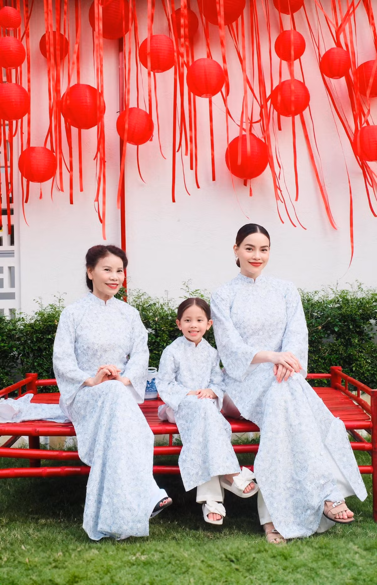 Không khó để bắt gặp những hình ảnh Lisa diện trang phục "ton sur ton" hoặc có sự đồng điệu về màu sắc, họa tiết, kiểu dáng với mẹ. Ảnh: FB Ho Ngoc Ha