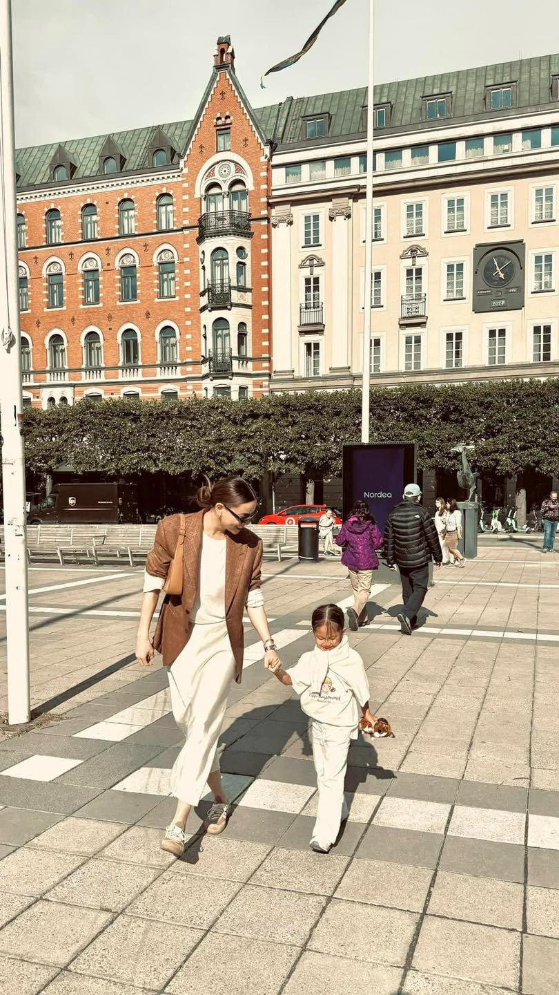 Hồ Ngọc Hà cho biết con gái cô thường xuyên tự tập đi catwalk, tạo dáng như người mẫu trong những bức hình. Ảnh: FB Ho Ngoc Ha