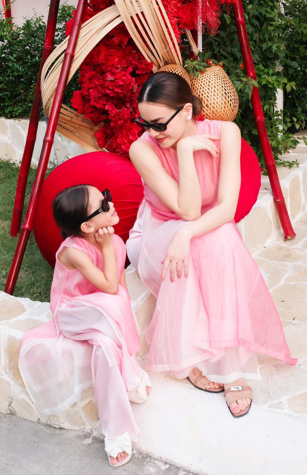 Từ những bộ váy áo điệu đà, nữ tính đến những set đồ năng động, cá tính, Hồ Ngọc Hà và con gái Lisa luôn biết cách tỏa sáng và thể hiện gu thẩm mỹ tinh tế. Ảnh: FB Ho Ngoc Ha