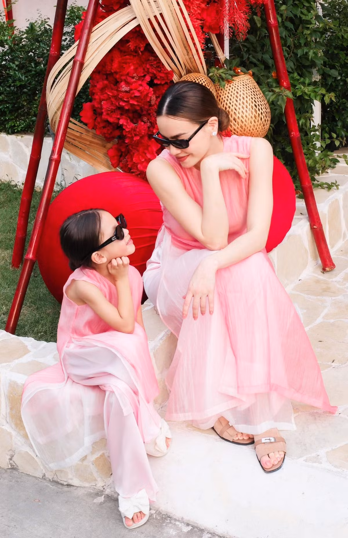 Từ những bộ váy áo điệu đà, nữ tính đến những set đồ năng động, cá tính, Hồ Ngọc Hà và con gái Lisa luôn biết cách tỏa sáng và thể hiện gu thẩm mỹ tinh tế. Ảnh: FB Ho Ngoc Ha