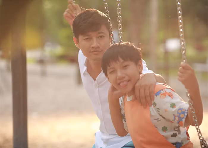 "Ở đây có nắng" và "Xưởng 13" là hai bộ phim điện ảnh cuối cùng của Quý Bình anh tham gia năm 2018. (Ảnh: VTV.vn)