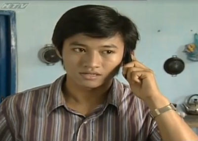 Vai bác sĩ Khải trong phim truyền hình "Nữ bác sĩ" là vai chính đầu tiên của Quý Bình sau khi anh tốt nghiệp trường Sân khấu Điện ảnh. (Ảnh: Video HTV)