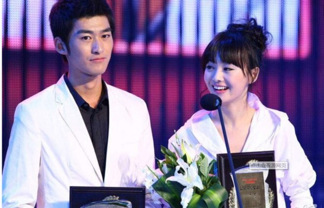 Sau khi chia tay Trương Hàn, Trịnh Sảng gặp nhiều thị phi trong mối tình với Hồ Ngạn Bân. Nữ diễn viên bị bôi nhọ, xuyên tạc, cắt ghép phát ngôn.