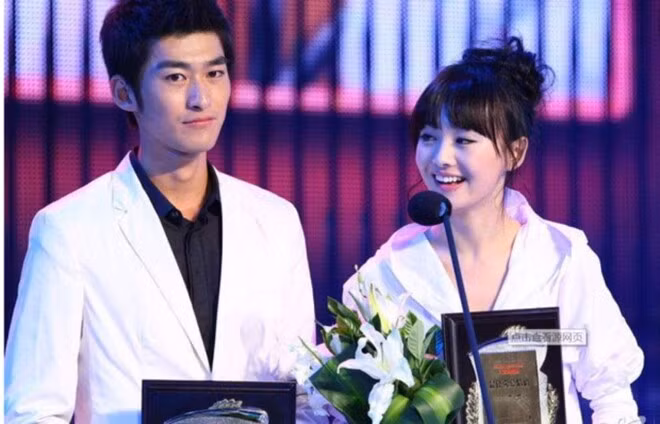 Sau khi chia tay Trương Hàn, Trịnh Sảng gặp nhiều thị phi trong mối tình với Hồ Ngạn Bân. Nữ diễn viên bị bôi nhọ, xuyên tạc, cắt ghép phát ngôn.