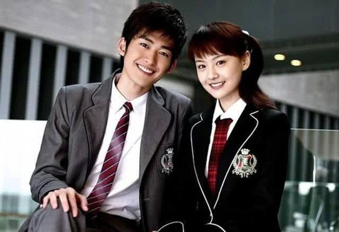 Trịnh Sảng cũng nổi tiếng nhờ vai “nàng Cỏ” trong phim Cùng ngắm mưa sao băng xứ Trung. Với vẻ ngoài xinh xắn, đáng yêu, cô được mệnh danh là "nữ thần thanh xuân" của màn ảnh Hoa ngữ.