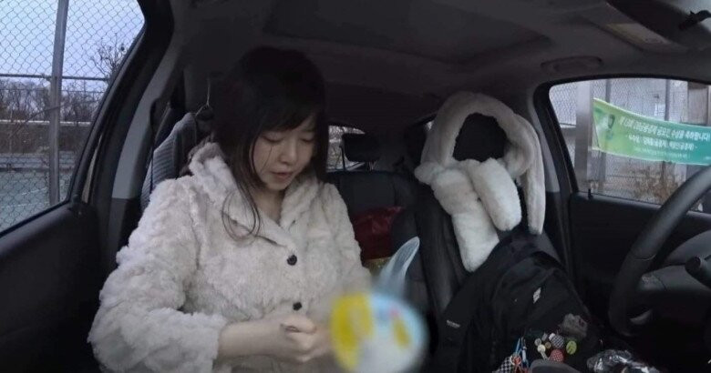 Nhiều người bất ngờ khi Goo Hye Sun để lộ tình trạng ngủ trên xe ô tô ở bãi đậu xe, rửa mặt bằng giấy ướt khi theo học tại trường Đại học Sungkuynkwan.