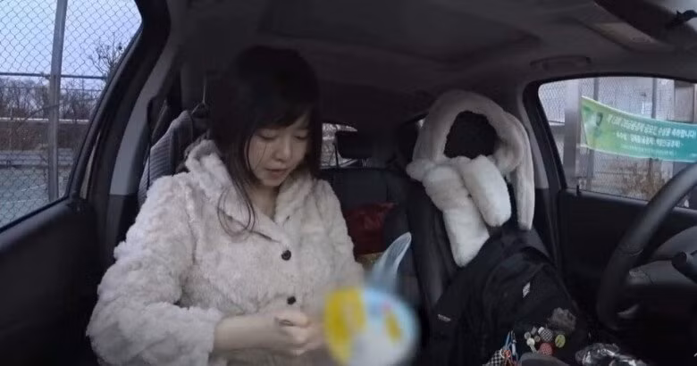 Nhiều người bất ngờ khi Goo Hye Sun để lộ tình trạng ngủ trên xe ô tô ở bãi đậu xe, rửa mặt bằng giấy ướt khi theo học tại trường Đại học Sungkuynkwan.