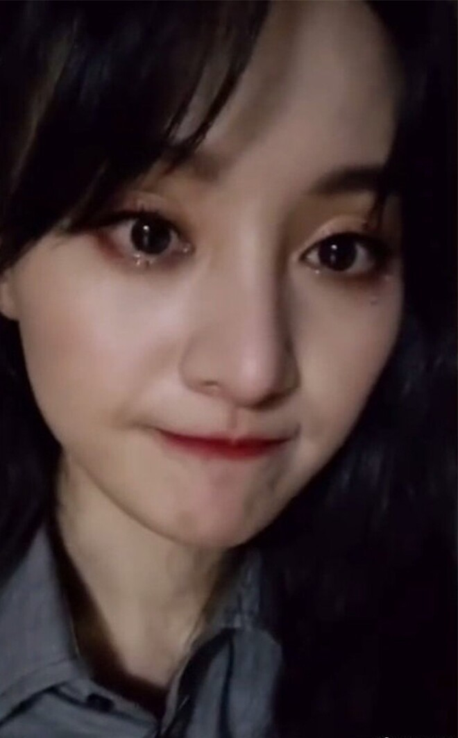 Trịnh Sảng thường xuyên khóc lóc, đóng vai nạn nhân. Nhưng scandal lớn nhất vùi dập sự nghiệp của Trịnh Sảng chính là mối tình với Trương Hằng. Cô vấp phải chỉ trích khi bị phanh phui scandal thuê người mang thai hộ, sau đó bỏ rơi con.