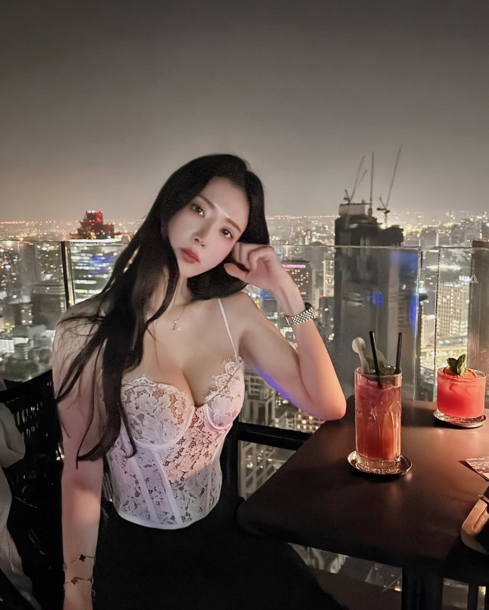 Sở hữu gương mặt thanh tú, đôi mắt cuốn hút và nụ cười rạng rỡ, Yoo Jin dễ dàng chinh phục trái tim của đông đảo người hâm mộ.