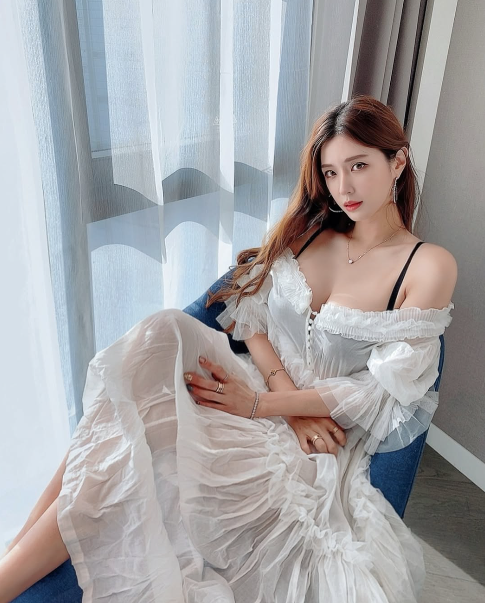 Áo croptop là một trong những item "ruột" của cô, giúp phô diễn vòng eo "siêu thực" một cách triệt để.