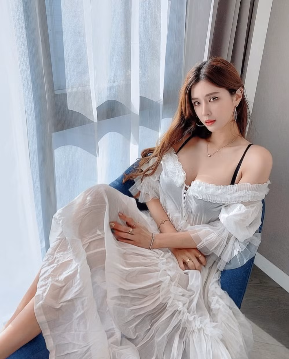 Áo croptop là một trong những item "ruột" của cô, giúp phô diễn vòng eo "siêu thực" một cách triệt để.