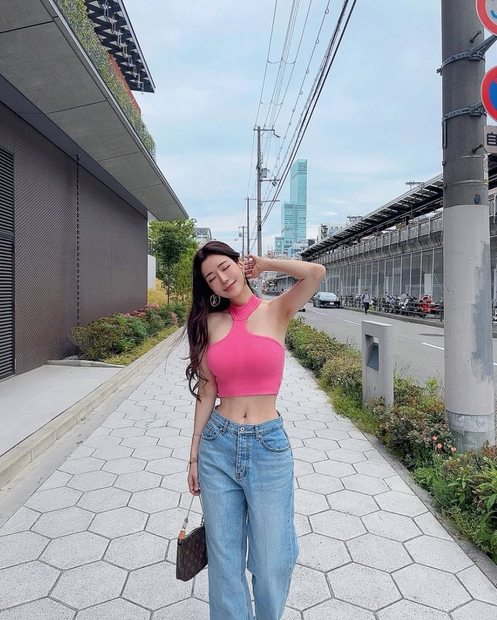 Không ngần ngại khoe lợi thế hình thể, Yoo Jin thường xuyên lựa chọn những trang phục ôm sát, tôn đường cong quyến rũ.