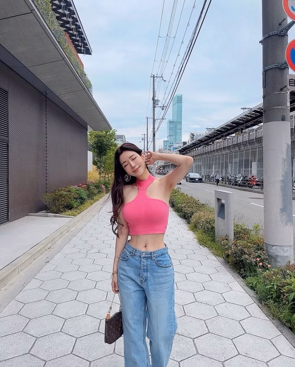 Không ngần ngại khoe lợi thế hình thể, Yoo Jin thường xuyên lựa chọn những trang phục ôm sát, tôn đường cong quyến rũ.