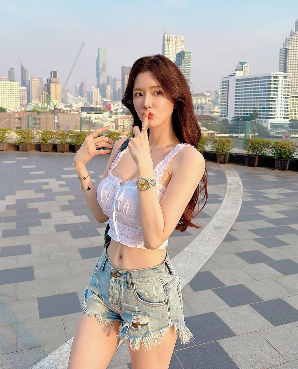 Tuy nhiên, điểm nổi bật nhất ở cô nàng chính là vóc dáng thon gọn, đặc biệt là vòng eo nhỏ nhắn, được ví như "eo rắn nước".