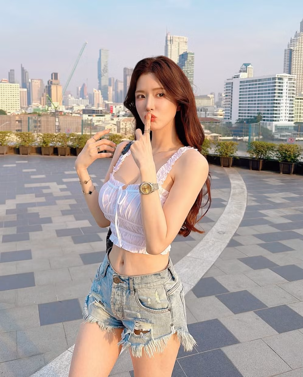 Tuy nhiên, điểm nổi bật nhất ở cô nàng chính là vóc dáng thon gọn, đặc biệt là vòng eo nhỏ nhắn, được ví như "eo rắn nước".