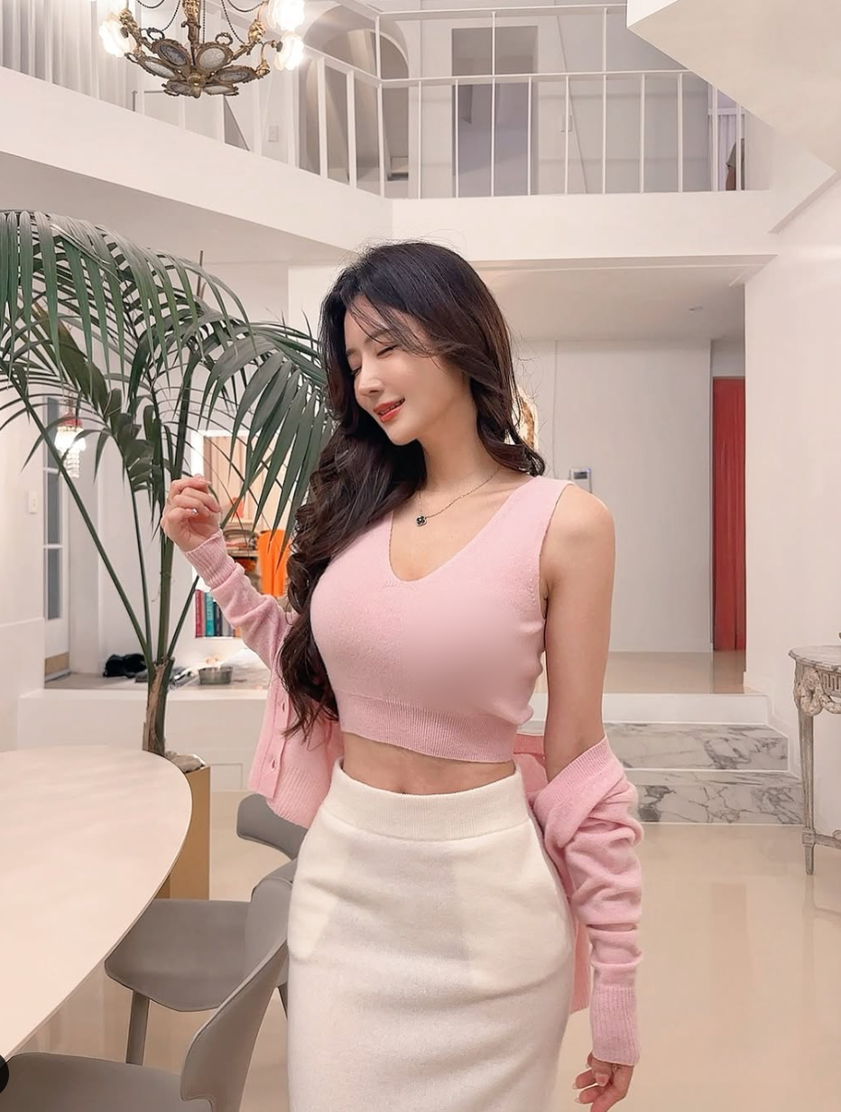 Cô nàng không ngại thử nghiệm những phong cách táo bạo, gợi cảm.