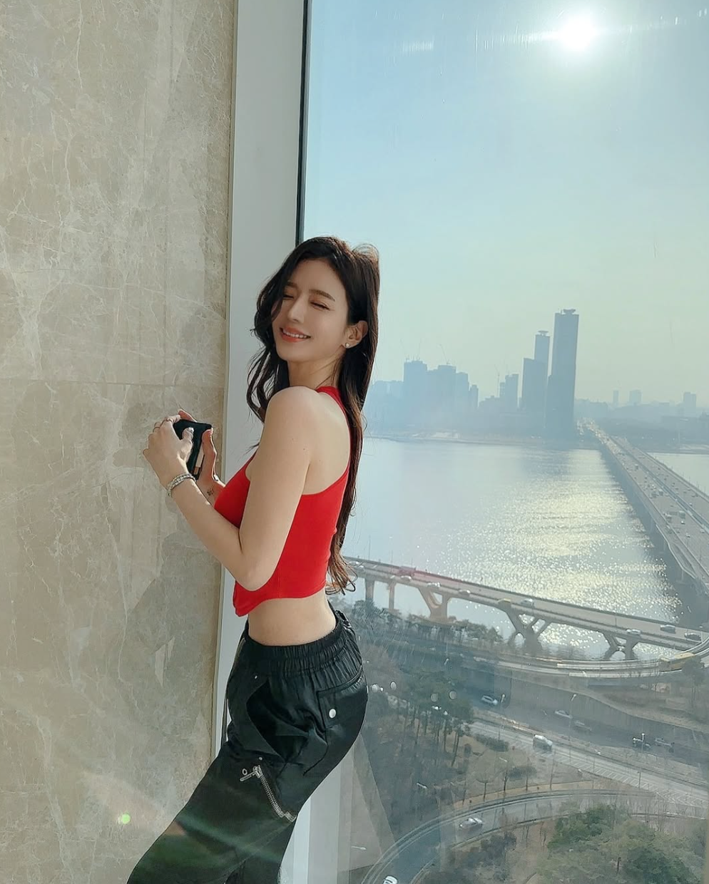 Mỗi lần xuất hiện, Yoo Jin lại khiến người hâm mộ trầm trồ trước vòng eo săn chắc và nhỏ gọn đáng ngưỡng mộ.