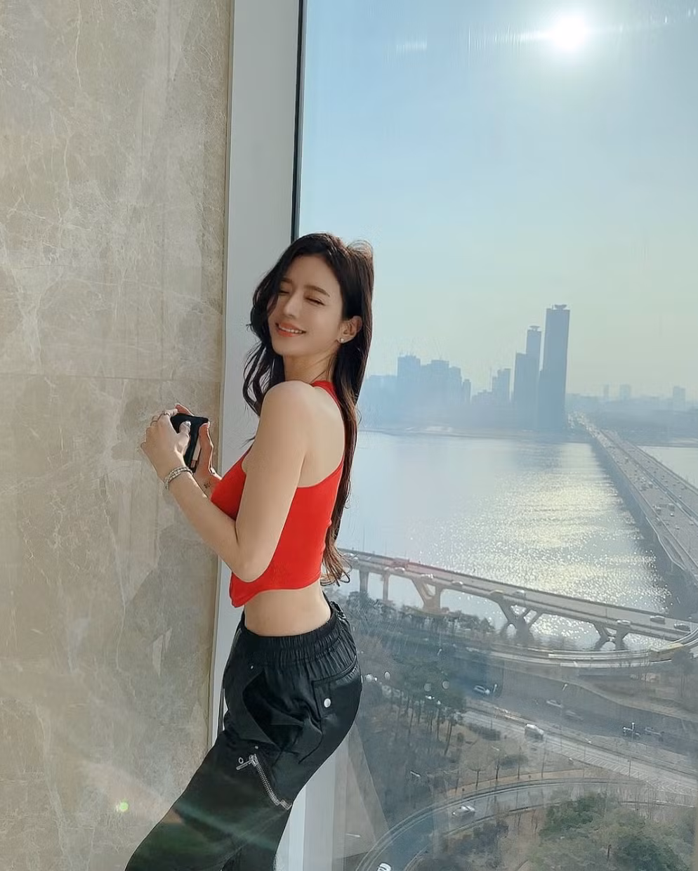 Mỗi lần xuất hiện, Yoo Jin lại khiến người hâm mộ trầm trồ trước vòng eo săn chắc và nhỏ gọn đáng ngưỡng mộ.