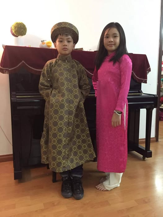 Bờm chụp ảnh cùng chị gái dịp tết cách đây nhiều năm. (Ảnh: FB Trần Lực)