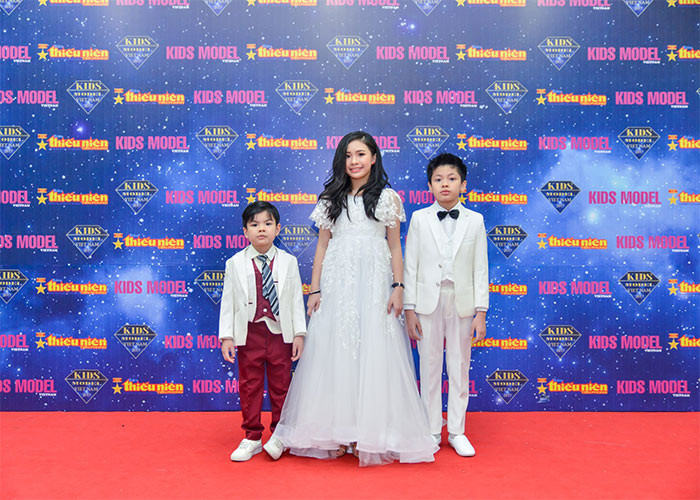 Bờm năm 10 tuổi khi cùng chị gái và em trai tham gia một sự kiện. (Ảnh: FB Trần Lực)