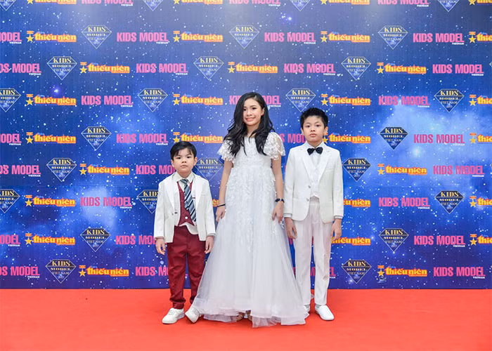 Bờm năm 10 tuổi khi cùng chị gái và em trai tham gia một sự kiện. (Ảnh: FB Trần Lực)