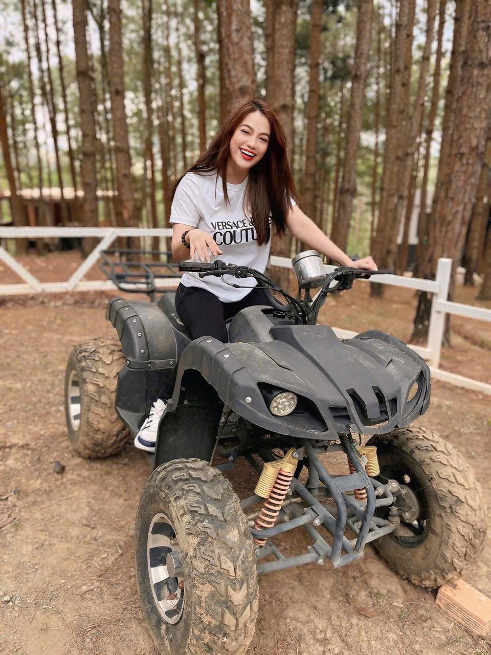 Nụ cười rạng rỡ, ánh mắt cuốn hút và phong cách thời trang thanh lịch, hiện đại càng làm tôn lên vẻ đẹp mặn mà của nữ diễn viên. Ảnh: FB Trương Ngọc Ánh