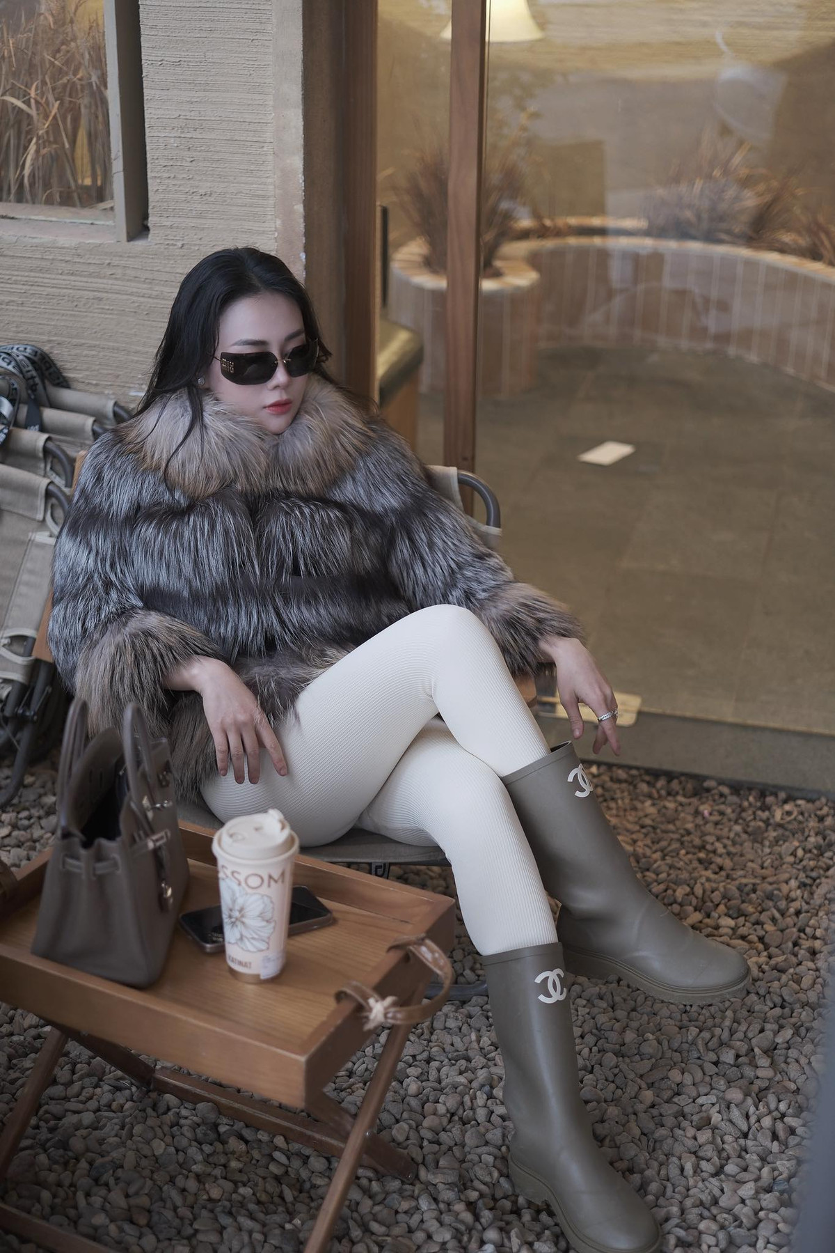  Tin tức sao Việt 25/2: Khác hẳn với hình ảnh Phương Oanh giản dị khi chăm con hay đứng bếp nấu ăn ở nhà, nữ diễn viên lên đồ cực sang chảnh đi cafe. Ảnh: FB Đỗ Phương Oanh