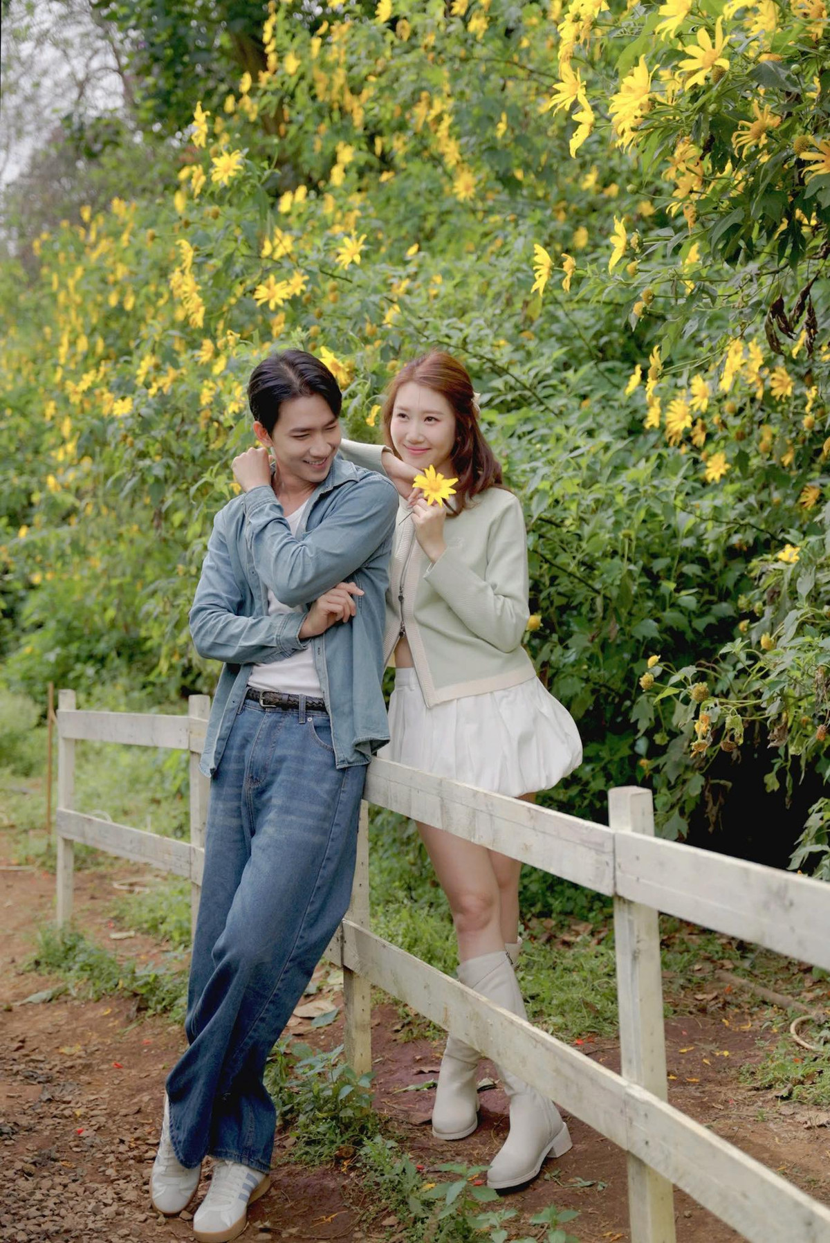 Diễn viên Thuý Ngân và Võ Cảnh chụp ảnh tình tứ bên dàn hoa dã quỳ. Ảnh: FB Lê Huỳnh Thuý Ngân