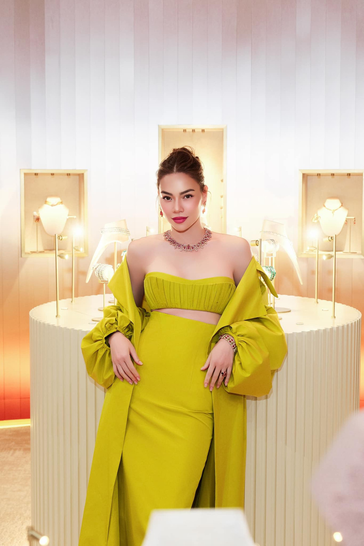 Hồ Ngọc Hà diện áo cúp ngực khoe trọn đôi gò bồng đảo gợi cảm. Ảnh: FB Ho Ngoc Ha